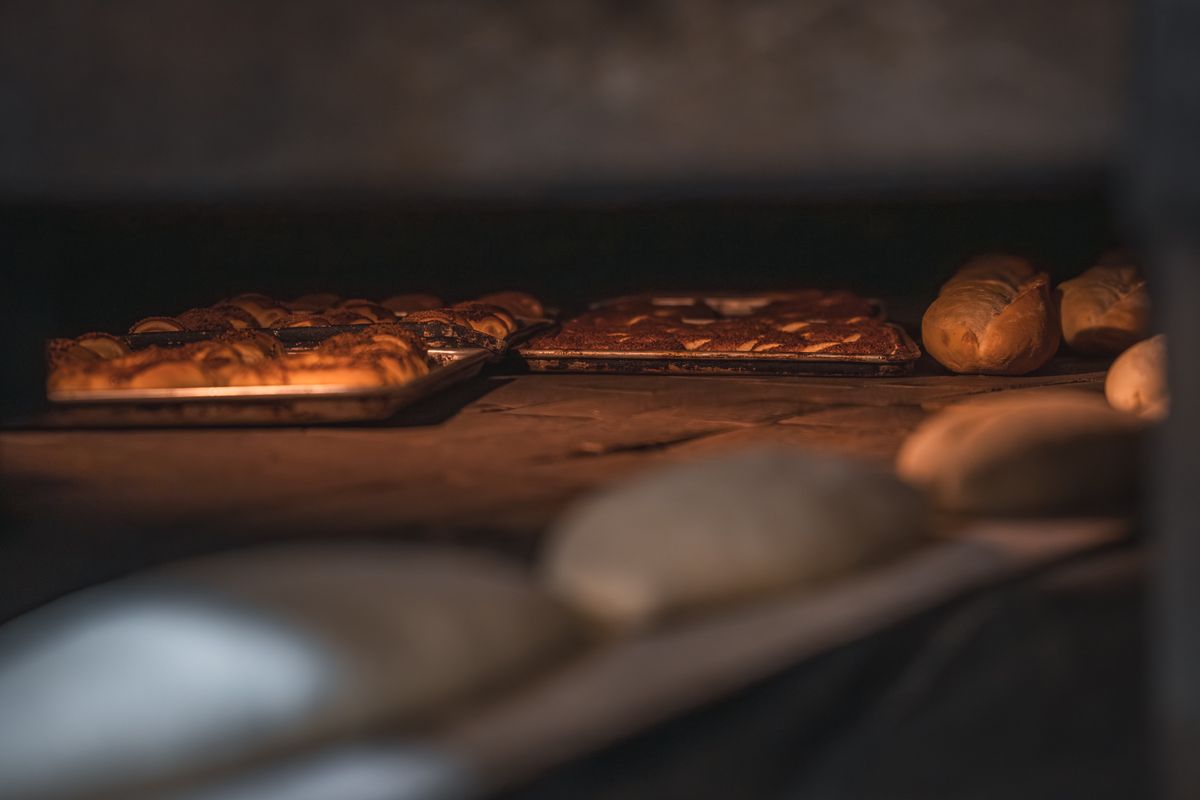 Свіжий хліб та випічка в пекарні — асортимент продукції