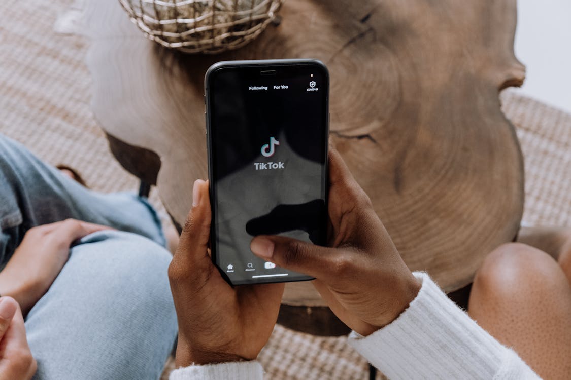 Зйомка відео для TikTok та Reels у ресторані на смартфон